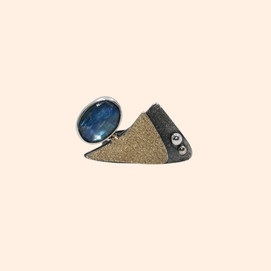 Echo of Balance – 22K Gold-Plated Ring with Kyanite Stone | Handcrafted Harmony of Contrast